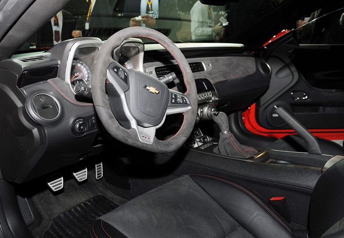 Flat bottom τιμόνι, δέρμα και νίκελ είναι τα κυρίαρχα στοιχεία του εσωτερικού της Camaro ZL1.